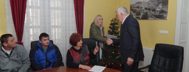 Gradonačelnik Kostelac darivao obitelji sa petero i više djece