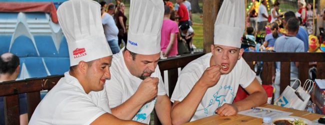 Kuhanje lovačkog kotlića pod budnim okom stručnog žirija