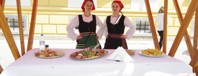 Slasno i ukusno započela 20. smotra folklora