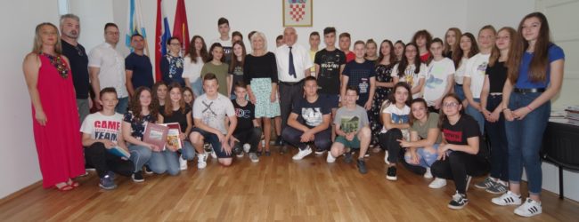 Gradonačelnik Stjepan Kostelac uručio nagrade odlikašima