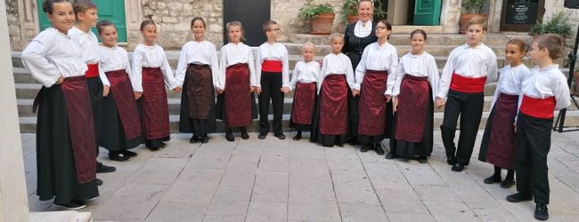 Otočke “Čerišnjice” u subotu nastupaju na prvom međunarodnom festivalu dječjeg folklora u Šibeniku