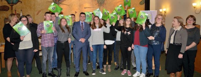 Nacionalni park Plitvička jezera svečano dodijelio stipendije učenicima u ugostiteljskim zanimanjima