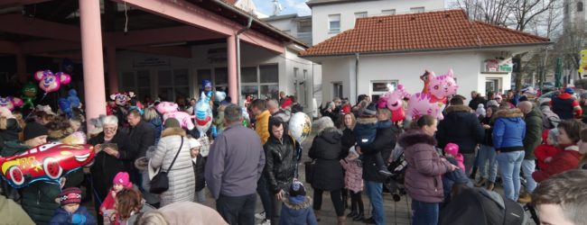 Stara godina ispraćena u podne