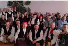 KUU “Gacka” Ličko Lešće pjesmom razveselili štićenike Doma za starije i nemoćne u Otočcu