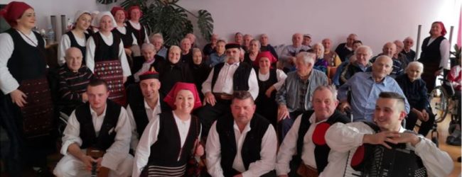 KUU “Gacka” Ličko Lešće pjesmom razveselili štićenike Doma za starije i nemoćne u Otočcu