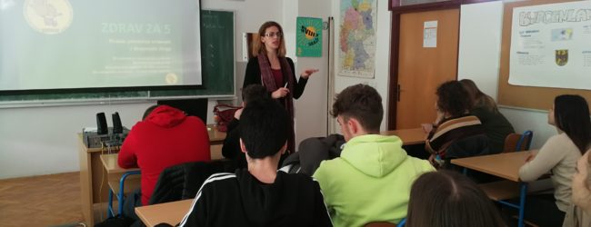 U Srednjoj školi Otočac održano edukativno predavanje o štetnosti uporabe droga
