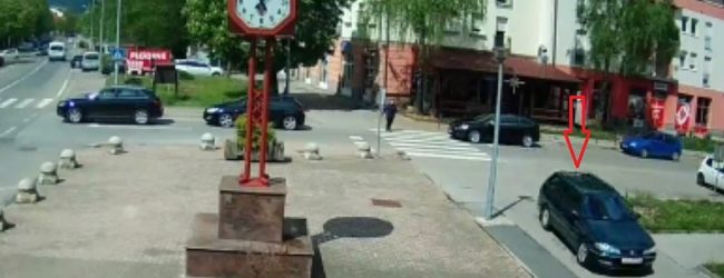 Gradski vijećnik poput divljaka vozi pločnikom!