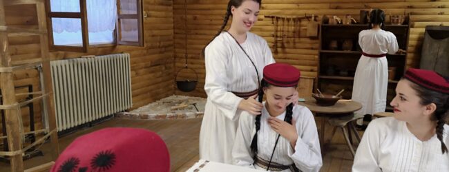 Djevojačke Gačanske kape