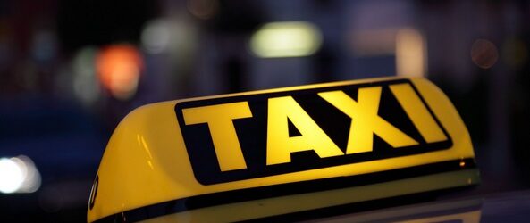 Mladi Nijemac skakao po taksijima  i trgao retrovizore