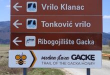 TZG Otočca postavila dvojezične putokazne ploče za cestu meda