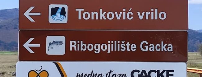 TZG Otočca postavila dvojezične putokazne ploče za cestu meda