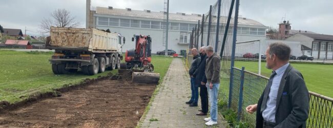 Započelo uređenje nogometnog igrališta u Otočcu