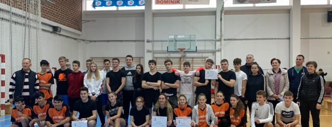 Otočki srednjoškolci na županijskom natjecanju iz badmintona i krosa