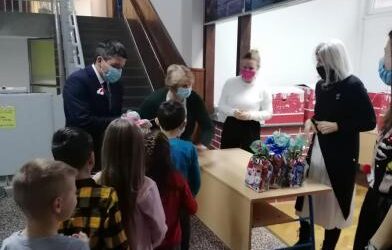 Sv. Nikola razveselio najmlađe u OŠ Zrinskih i Frankopana