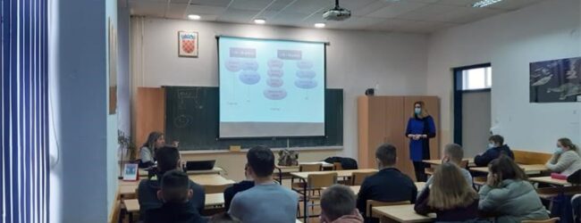 Dani sigurnijeg interneta: Službenice PU ličko-senjske održale edukativna predavanja u školama