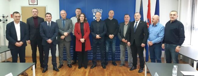 Izaslanstvo Ličko-senjske županije u Ministarstvu hrvatskih branitelja na sastanku s ministrom Tomom Medvedom