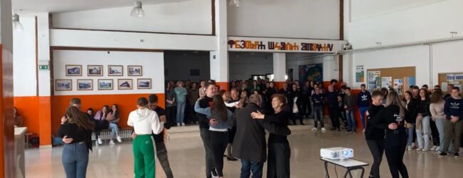 Svjetski dan plesa u Srednjoj školi Otočac