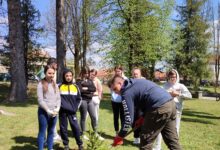 Otočki srednjoškolci posadili nove sadnice u gradskom parku