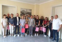 Najbolji učenici generacije na prijemu kod gradonačelnika Otočca