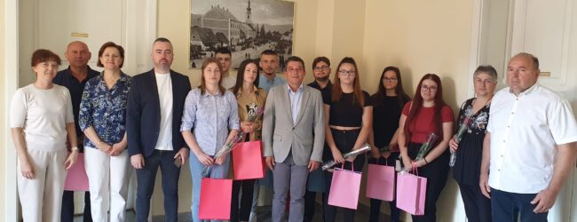 Najbolji učenici generacije na prijemu kod gradonačelnika Otočca