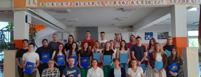 Podijeljene svjedodžbe u Srednjoj školi Otočac