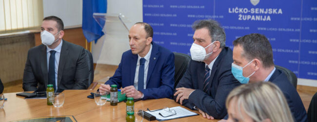 Osnovnim i srednjim školama u Ličko-senjskoj županiji dodijeljeno 1.893.615,24 kuna bespovratnih sredstava za pomoćnike u nastavi 