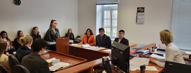 Otočki srednjoškolci sudjelovali na 17. Državnoj smotri simuliranih suđenja