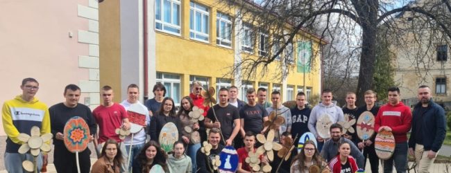Šumarski tehničari SŠ Otočac izradili ukrase od drveta za manifestaciju Uskrs u Otočcu