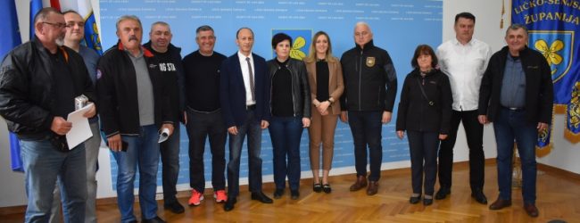 Župan Petry potpisao ugovore o financijskoj podršci za 24 udruge s područja LSŽ