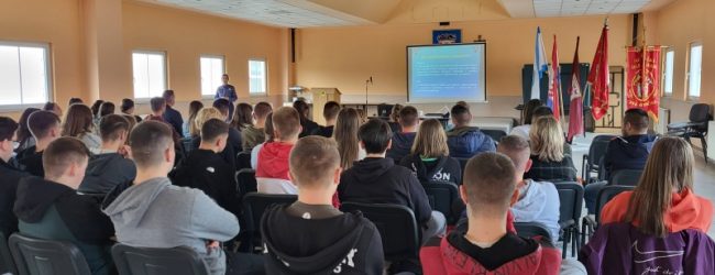 Otočkim srednjoškolcima održana edukacija o sigurnosti u prometu