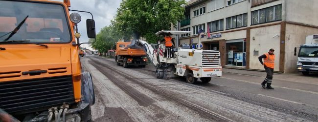Saniran oštećen kolnik u centru Otočca