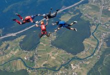 Iskusni padobranci skakali iznad Otočca s 4000 m visine