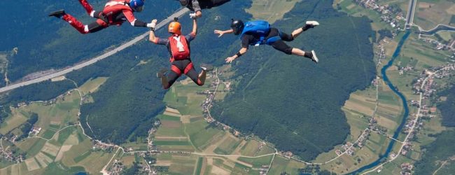 Iskusni padobranci skakali iznad Otočca s 4000 m visine