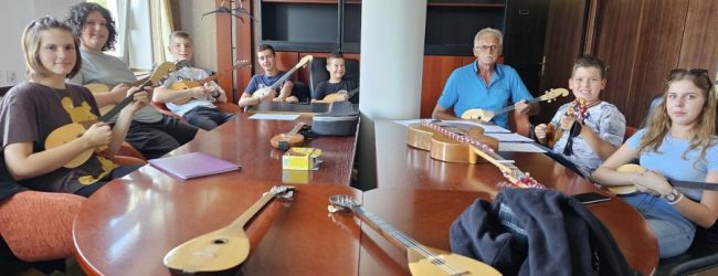 Započela radionica sviranja dangubice samice