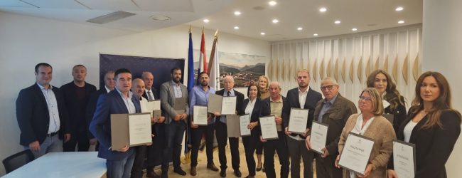 Plakete Zlatna kuna uručene tvrtkama Hadria d.o.o. iz Novalje, IM-Commerce d.o.o. iz Jezerana i Marincel d.o.o. iz Otočca