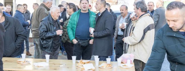 HDZ Ličko-senjske županije organizirao blagdansko druženje s građanima na gospićkoj tržnici