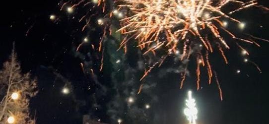 Unatoč hladnoći gospićani uživali u vatrometu, koncertu Letećeg odreda i otvorenju lunaparka!