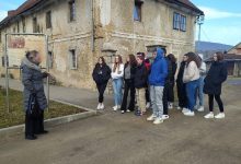 Otočki gimnazijalci u edukativnoj šetnji gradskom jezgrom Otočca