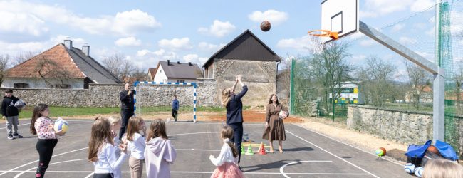 Svečano otvoreno školsko igralište u Sincu