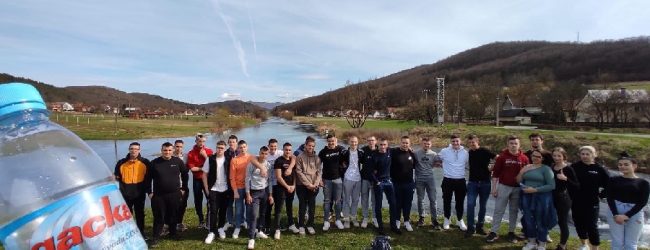 Otočki srednjoškolci u akciji čišćenja obale starog toka Gacke