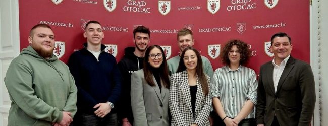 Novi stipendisti Grada Otočca potpisali ugovore o dodjeli stipendija