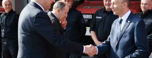 Plenković obišao novouređeni Vatrogasni dom u Perušiću