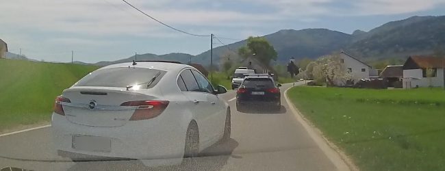 Čudimo se što mladi ginu u prometu. Pogledajte mladoga divljaka u akciji!