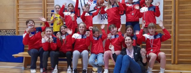 Košarkašice Otočca osvojile 3. mjesto na regionalnom U11 turniru u mini košarci