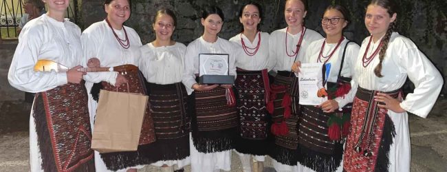Slunjska večer bećarca: Nagrada za najbolje stihove otišla pjevačkoj skupini HKUD-A “Široka Kula”