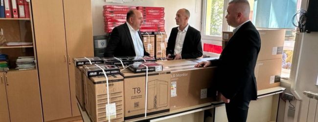 Županija donirala 20 novih laptopa za Srednju školu Otočac