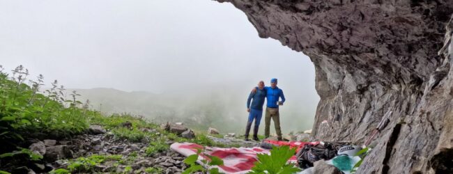 Članovi Annapurne u divljini planinskog krajolika Avostanisa