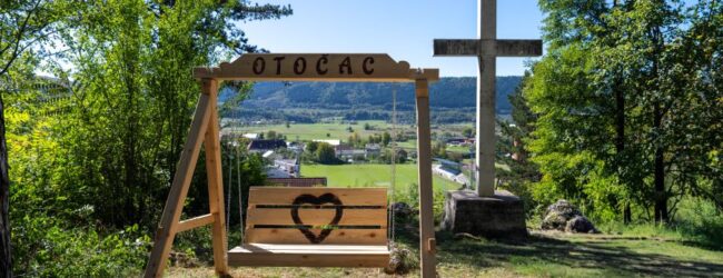 Postavljene foto ljuljačke u Otočcu, Brinju i Vrhovinama