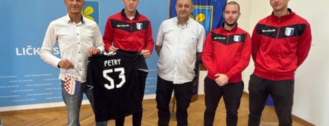Predstavnici MNK Lika Šport na prijemu kod župana Petryja