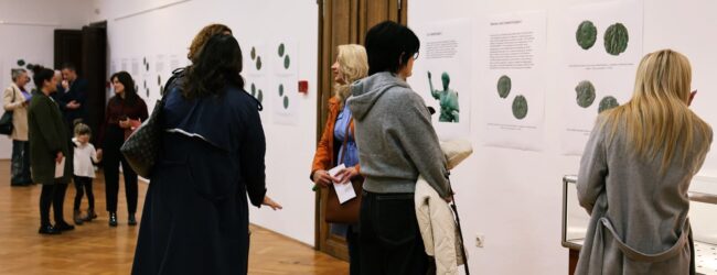 U Otočcu otvorena izložba o antičkom novcu